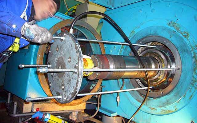 Service und Wartung von Elektromotoren und Generatoren, hier auf einer Windenergieanlage