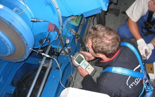 Service und Wartung von Elektromotoren und Generatoren, hier Schwingungsmessung