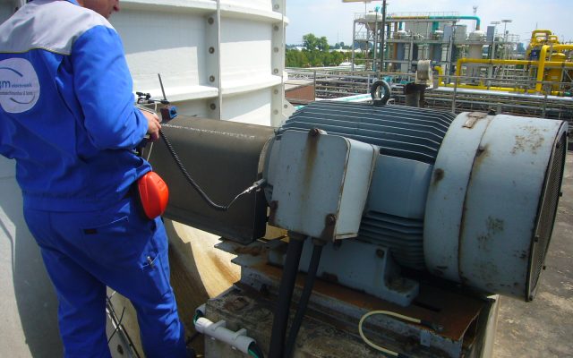 Service und Wartung an Elektromotoren, hier Ausrichtkontrolle und Schwingungsmessung