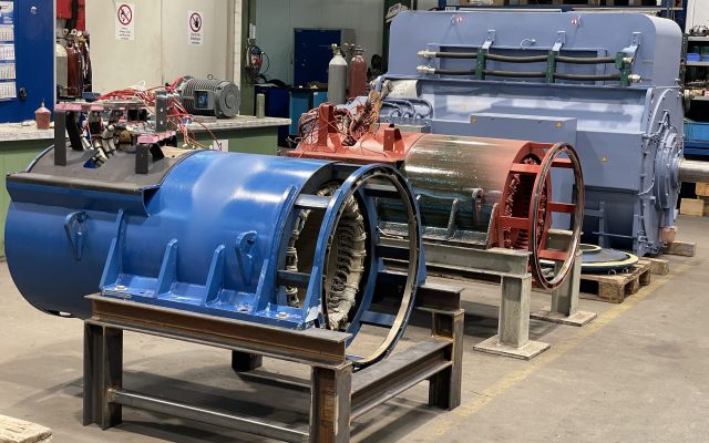 Revision, Überholung und Instandsetzung von Marelli Generatoren z.B. aus Blockheizkraftwerken (BHKW), Grundrevision der Marelle Generatoren bestehend aus Demontage, Reinigung und Überprüfung aller Bauteile und der Wicklung, detaillierter Befundbericht, Lagerwechsel, Nachimprägnierung der Wicklung in VPI-Technologie, Wuchten des Läufers, Montage, Prüffeldlauf, Lackierung. Je nach festgestelltem Schadbild führen wir alle erforderlichen Zusatzarbeiten der mechanischen und elektrischen Instandsetzung im eigenen Haus durch (u.a. Neuwicklung, Lagersitze an Welle oder Lagerschild aufarbeiten, Passfedernuten aufarbeiten, Schwingungsrisse am Gehäuse beseitigen, Generatorgehäuse verstärken, etc.)