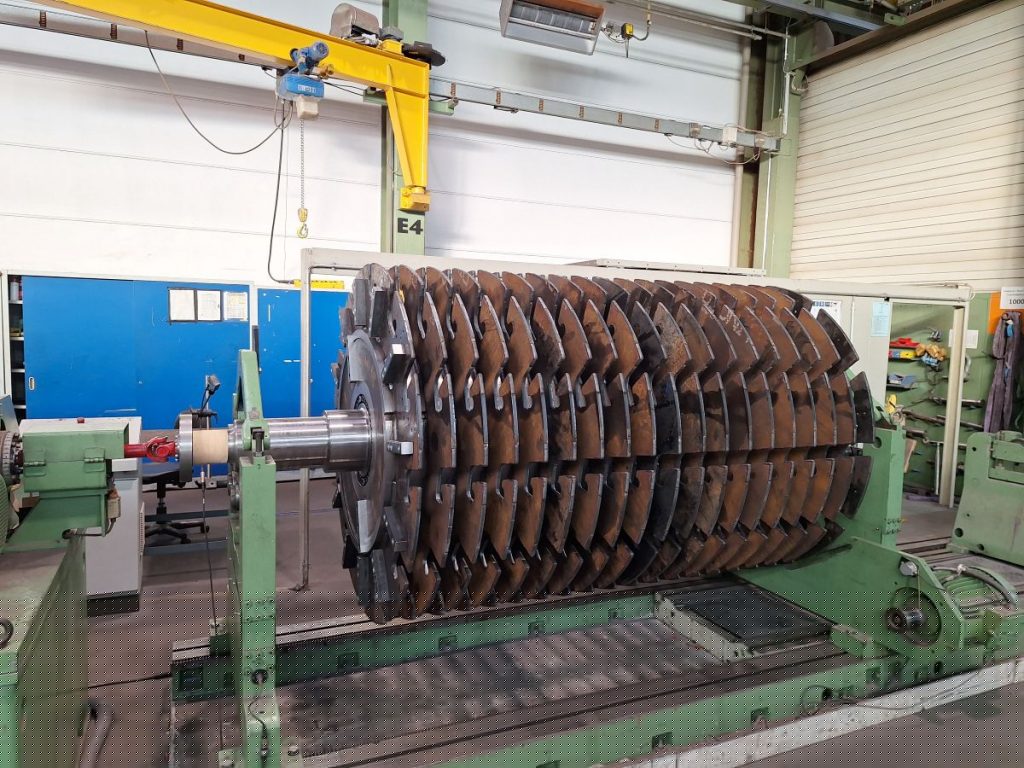 Dynamisches Auswuchten eines Rotors mit 6 t Gewicht im Rahmen des Lohnwuchtens – präzise Reduzierung von Unwuchten für einen schwingungsarmen und betriebssicheren Einsatz.