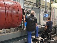 Elektromotoren instand setzen lassen bei der momac Group in Moers - hier mechanische Bearbeitung eines Läufers Elektromotoren instand setzen lassen bei der momac Group in Moers - hier mechanische Bearbeitung eines Läufers