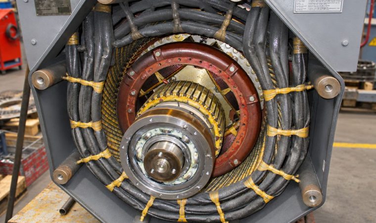 Revision von Stamford Generatoren Typ LVSI804T2 aus MTU Blockheizkraftwerken (BHKW), hier während der Instandsetzung / Reparatur