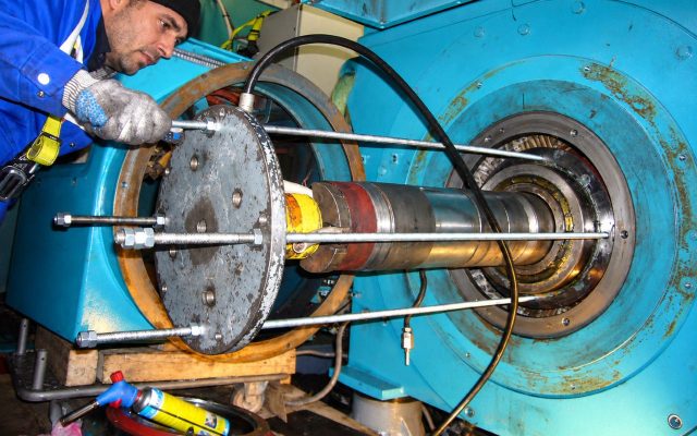 Vor-Ort Service an Generatoren - hier Lagerwechsel an VEM Windenergiegenerartor Vor-Ort Service an Generatoren - hier Lagerwechsel an VEM Windenergiegenerartor