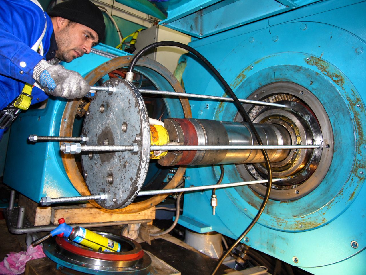 Vor-Ort Service an Generatoren - hier Lagerwechsel an VEM Windenergiegenerartor